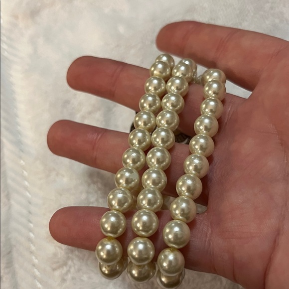 Elegant Pearl and Silver Floral Bracelet - Picture 3 of 5